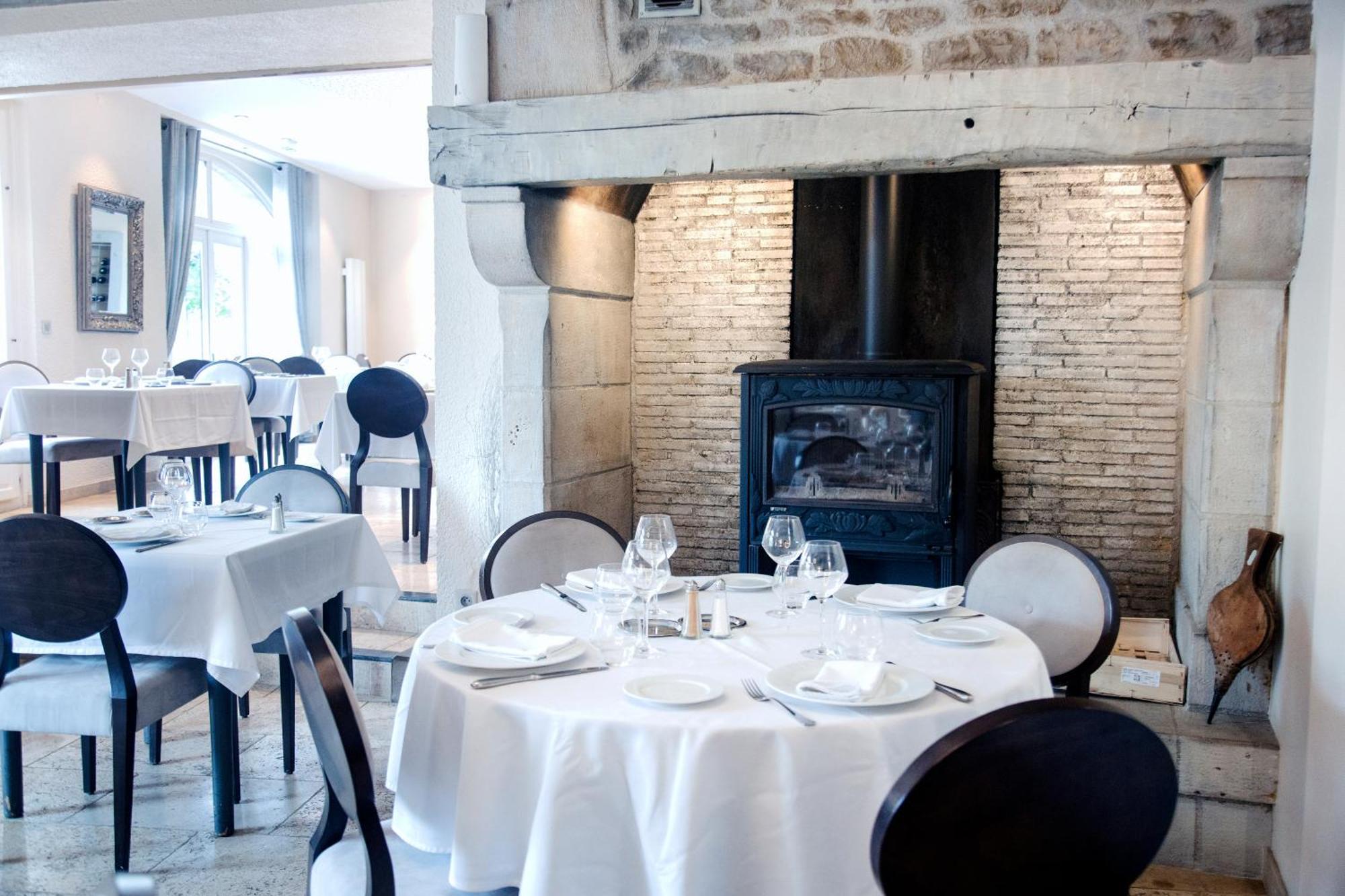 Le Victor Hugo - Hotel Et Restaurant - Logis Hotels Сен-Сере Экстерьер фото