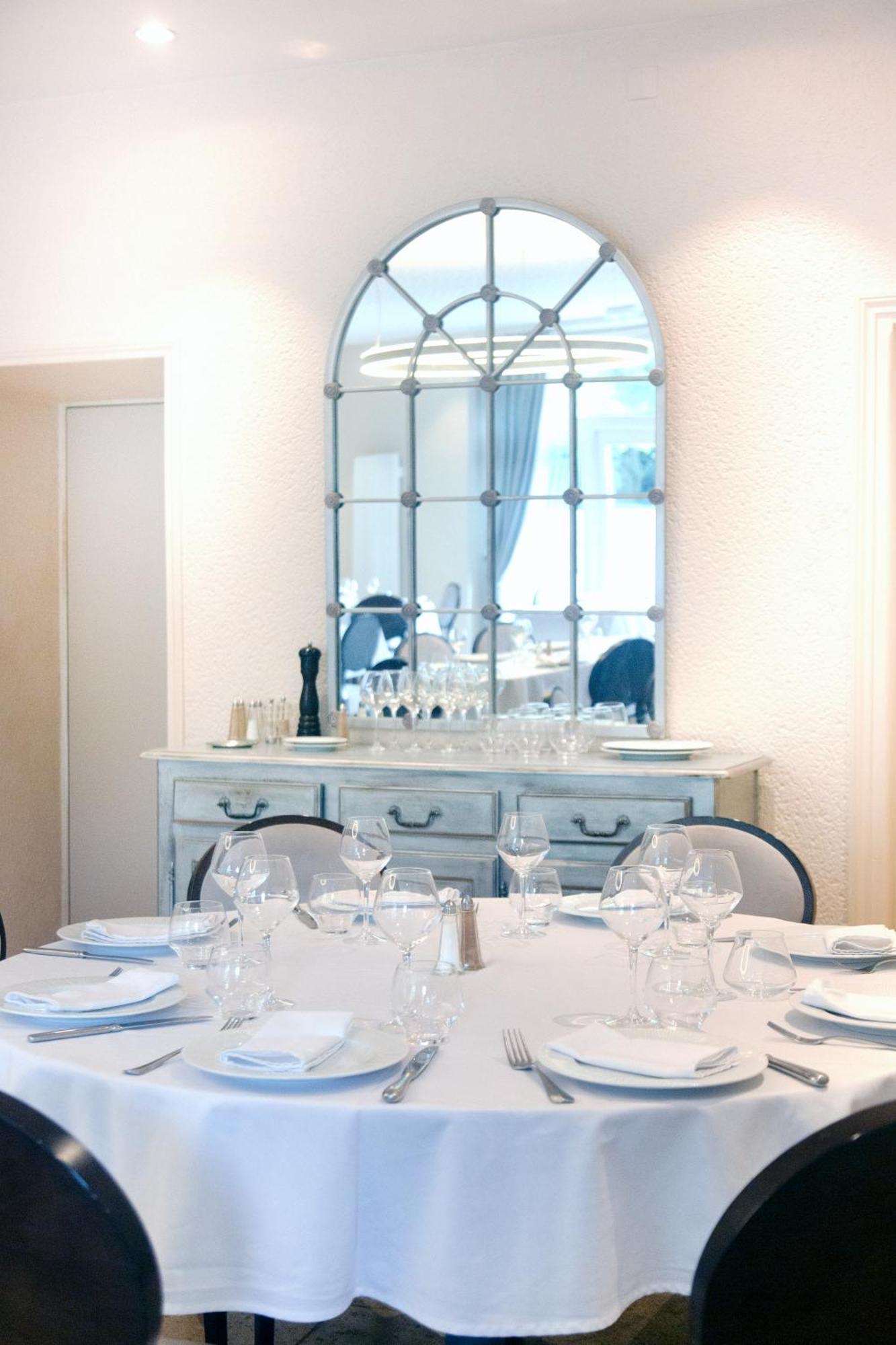 Le Victor Hugo - Hotel Et Restaurant - Logis Hotels Сен-Сере Экстерьер фото