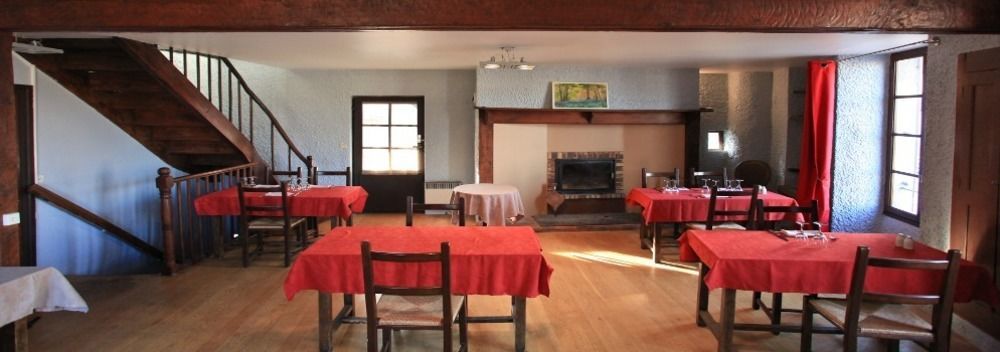 Le Victor Hugo - Hotel Et Restaurant - Logis Hotels Сен-Сере Экстерьер фото