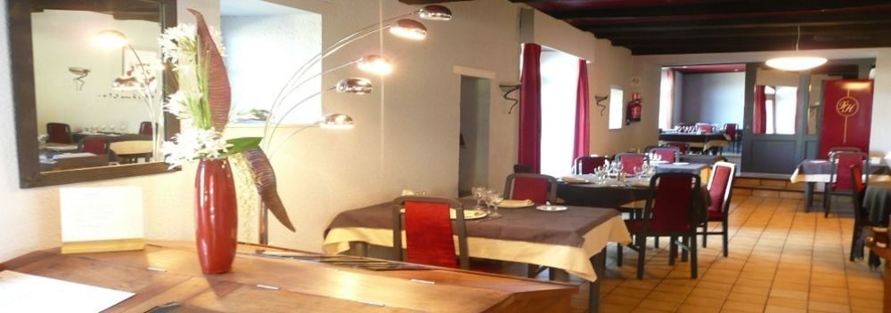 Le Victor Hugo - Hotel Et Restaurant - Logis Hotels Сен-Сере Экстерьер фото