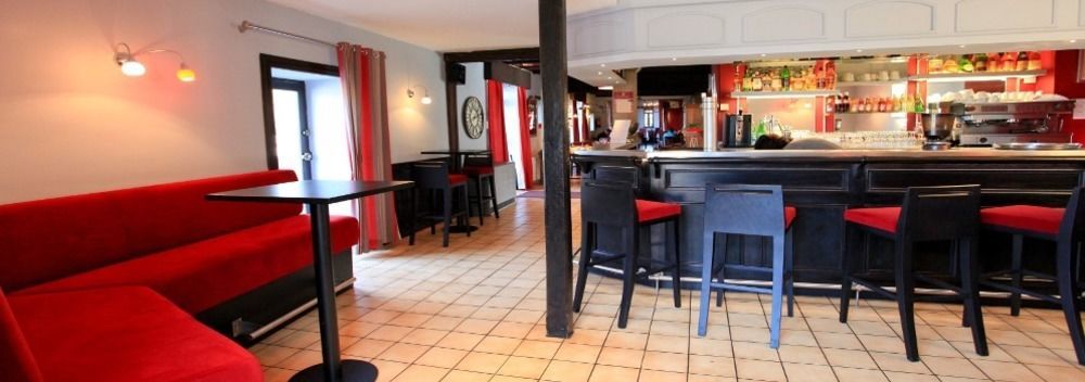 Le Victor Hugo - Hotel Et Restaurant - Logis Hotels Сен-Сере Экстерьер фото